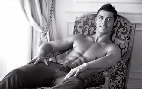 Ronaldo předvádí své dokonale vypracované břicho a s ním i džínsy Giorgio Armani.