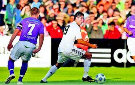 Ronaldo v obklíčení snaživých Irů.