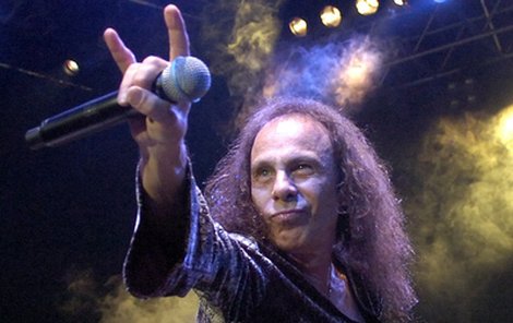 Ronnie James Dio »zdraví« fanoušky.