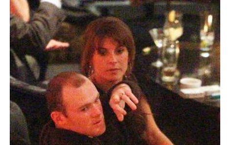 Rooney se v SaSaZu po boku své manželky Coleen dobře bavil. Nejprve si dával jen čistou vodu, později si ale řekl i o bílé víno.