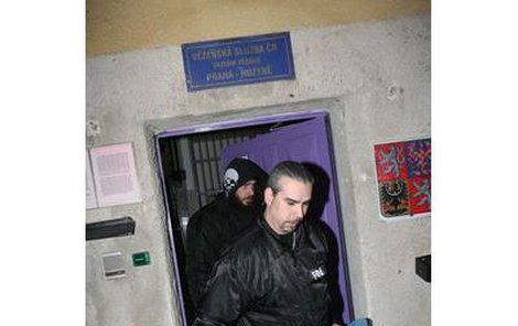 Rosenberg vychází z vězení v černé bundě s kapucí na hlavě. Osobní věci mu v pytlích nese asistent Martin Patzelt.