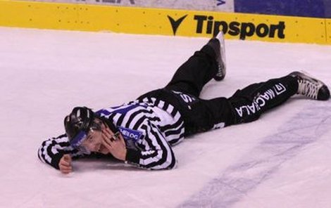 Rozhodčí Michal Čech měl v zápase Pardubice – Znojmo štěstí. Po střetu s hráčem se sám z ledu zvedl a zápas dopískal.