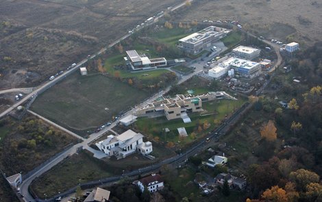 Rozsáhlý pozemek ve stráni nad Velkou Chuchlí se stal útočištěm bohatých českých podnikatelů. Stavějí si zde výstavní vily za desítky milionů korun.