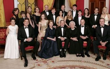 Rozvětvená rodina Bushových se takto nechala vyfotografovat v Červeném pokoji Bílého domu ve Washingtonu. 