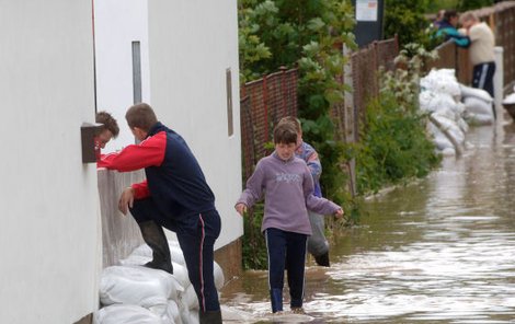 Rozvodněná řeka Úslava zaplavila ulice Plzně.