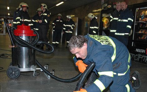 Rtuť byla rozlita ve vestibulu u strojku na označování jízdenek hned vedle nápojových automatů.