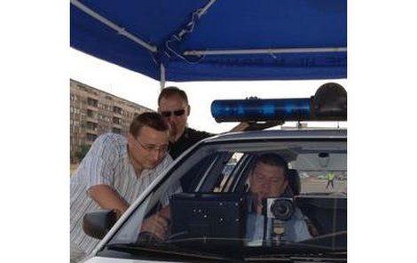 Rudolf Blažek (zcela vlevo) si prohlíží radar, kterým je vybavena pražská městská policie.