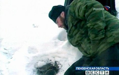 Ruský kněz se snaží členy sekty přesvědčit, aby vylezli z podzemí.