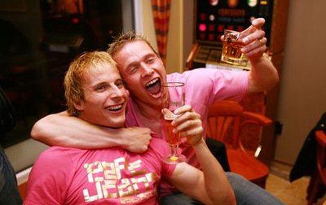 Růžová stoperská dvojice Pavel Košťál – Tomáš Zápotočný. Jeden si vystačil s pivem, druhý přitvrdil a jel ve whisky!