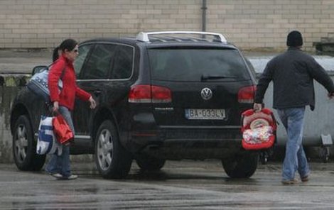 Rychle do auta, holky moje, a jedeme domů, velel Pálffy před porodnicí.