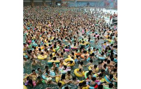 S návštěvností nemají plavecké bazény v Číně zjevně vůbec žádný problém.