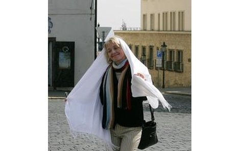 S novým bílým plédem, který jí parádně půjde k šatům, Veronika tančila po pražském náměstí. 