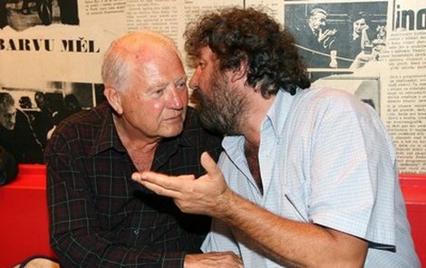 S původním Limonádovým Joem Karlem Fialou (vpravo) si povídal režisér Zdeněk Troška, i když mu vadila hlučná produkce skupiny Turbo.