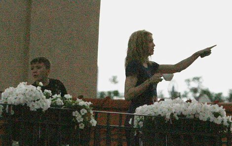 S šálkem ranní kávy se Madonna spolu se svým synem Roccem kochala pohledem na Hradčany ze své hotelové terasy.