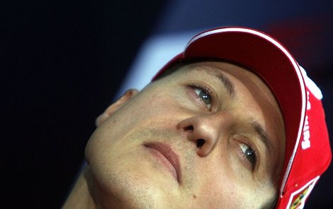 »S tím polámaným krkem se to vážně nedá!« jako by říkal Michael Schumacher.