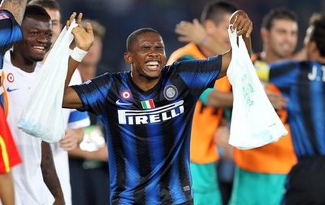 Samuel Eto‘o z Interu slaví svůj gól a triumf.