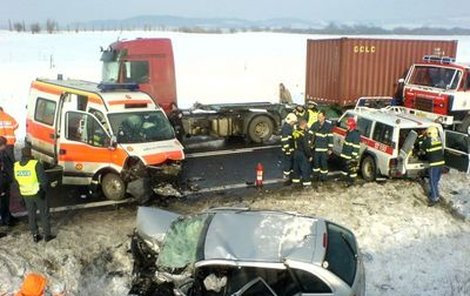 Sanitku kamion odhodil na protijedoucí auto.