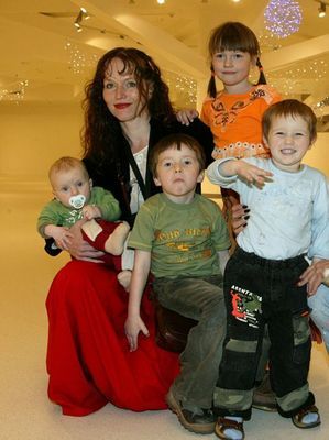 Sára Saudková se svými dětmi (dole zleva) Oskárkem (půl roku), Samuelem (4) a Jeníčkem (2), nahoře je Sárinka (6).