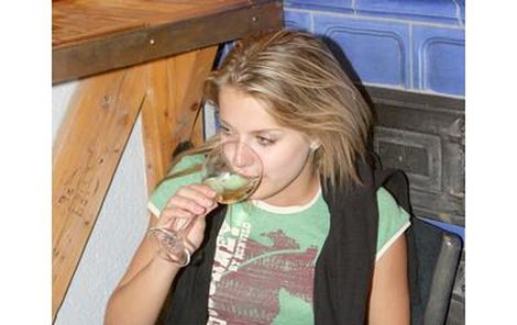 Šárka Vaňková seděla uražená se sklenkou vína...