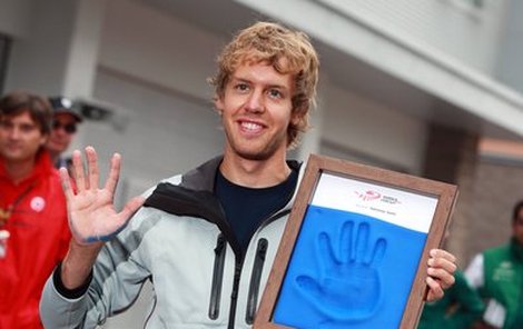 Sebastian Vettel a otisk jeho dlaně. Půjde o cennou relikvii premiérového vítěze GP Koreje?