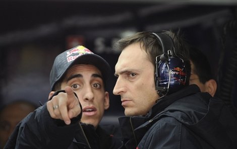 Sébastien Buemi s vytřeštěnýma očima nadává jednomu ze svých mechaniků.