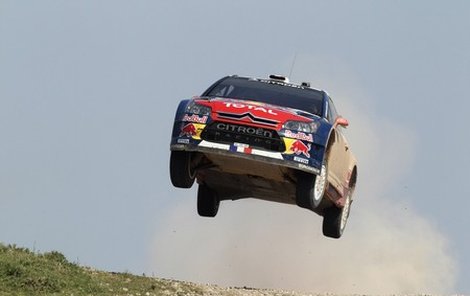 Sébastien Loeb létal se svým vozem jako pták.