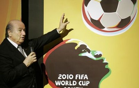 Šéf fotbalové federace FIFA Sepp Blatter zve svět do Afriky. Na plakátu je kamerunský střelec Barcelony Samuel Eto´o.