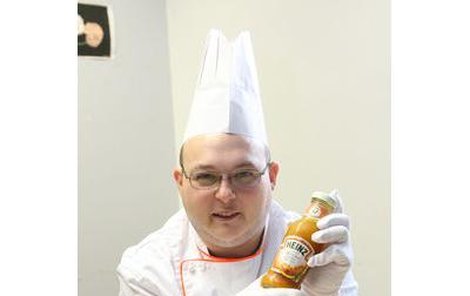 Šéfkuchař Hynek Šír ukazuje omáčku, kterou vyhodnotil jako chuťově nejlepší.