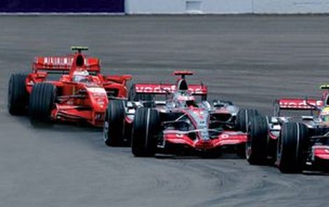 Seřazeni v těsném závěsu vjíždějí Räikkönen, Alonso a Hamilton (zleva) do velkého ﬁ nále sezony F1.