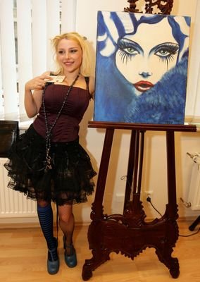 Sexy Berenika Saudková zapózovala u svého nejstaršího obrazu z roku 1997.