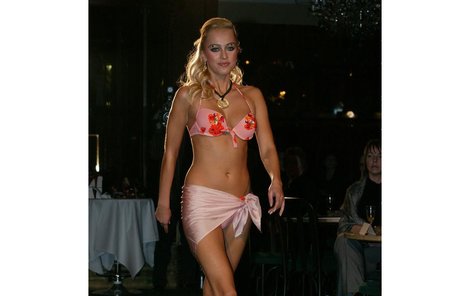 Sexy Renata Langmannová uváděla hosty módní show do varu.