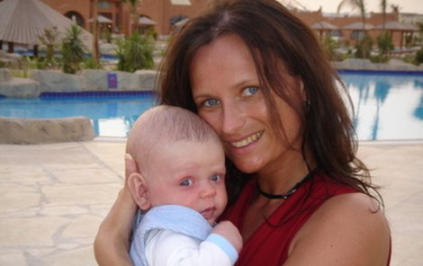 Sexy sporťačka Jana Nováková se čtyřměsíčním synem Danielem, který prý roste jako z vody a je moc  hodný.