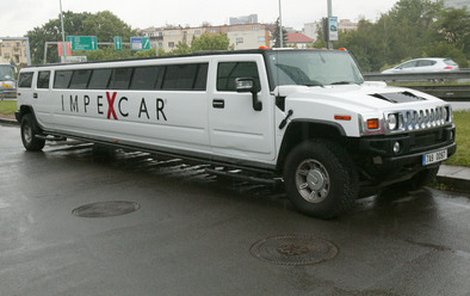 Seznamte se! Asi nejdražší »taxík« v Praze, americký MegaHummer H2.