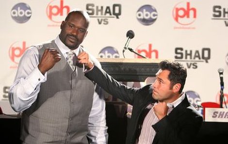 Shaquille O‘Neal (vlevo) a Oscar De La Hoya. Rozhodne výška, nebo zkušenost?