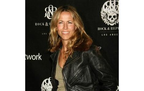 Sheryl Crow. Náročná operace ji vyčerpala. Teď se ale velmi rychle zotavuje.I díky lásce k Johnu Stamosovi.