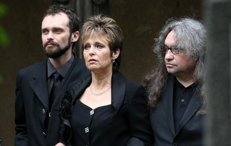 Sílu Olině Matuškové dodávali její syn Waldemar (vlevo) a nevlastní syn Miroslav.