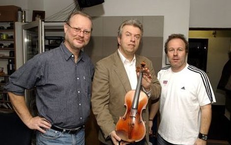 Skladatel Vašo Patejdl (vlevo), s houslistou Jaroslavem Svěceným a producentem Martinem Hrdinkou (vpravo).