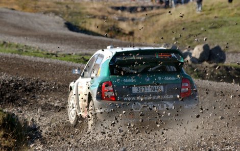 Škoda Fabia WRC končí, už od jejích kol nebudou odlétat kameny. Po pravdě, není proč ronit slzy, vždyť tenhle vůz se nikdy nevyškrabal na stupně vítězů. A to v roce 2004 Vratislav Kulhánek tvrdil, že jednou bude vyhrávat mistrovství s