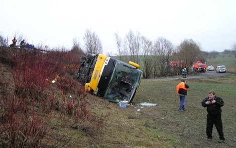 Škoda na autobusu byla policií vyčíslena na 8 020 000 korun. Dechová zkouška řidiče byla negativní.