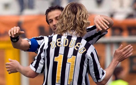 Skript k téhle scéně je vcelku jasný. Alessandro Del Piero bere Nedvěda na svou hruď a říká: „Já věděl, že nás v tom nenecháš, ty kluku zlatá!“