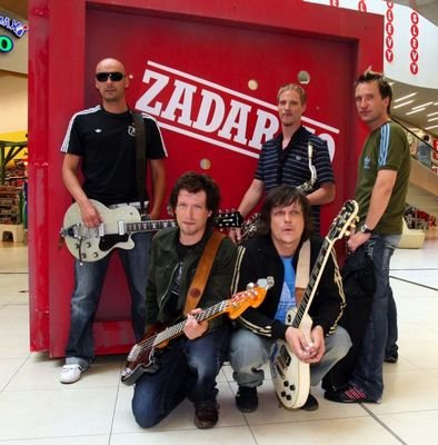 Skupina Chinaski hrála zadarmo při natáčení klipu Zadarmo v obchodním centru.