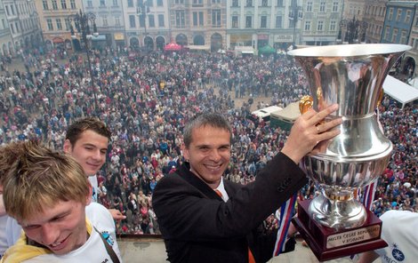 Slastné pocity s pohárem pro vítěze ligy zažíval před rokem trenér ﬁnanční prémií nabuzeného Liberce Vítězslav Lavička. Kdo to bude letos?