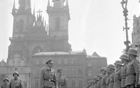 Slavnostní přísaha nových dělostřeleckých jednotek wehrmachtu na Staroměstském náměstí. V pozadí Týnský chrám.