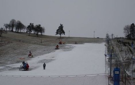 Sníh pokryl už i sjezdovku na Stupavě.