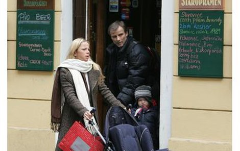 Současnou rodinu Lukáš Vaculík před médii neukazuje. Tato fotograﬁe, na které je s partnerkou Petrou a synem Lukášem, pochází z roku 2006.