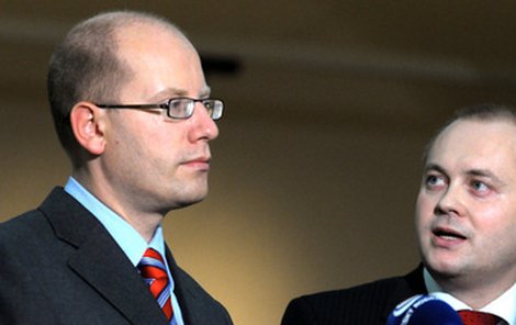 Soupeři Sobotka a Hašek (vpravo): rozhodnou mezi nimi delegáti.