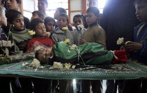 Sourozenci připravují mrtvého Mohammeda k pohřbu.
