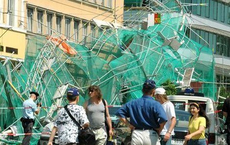 Spadlé lešení začali včera hasiči rozebírat.