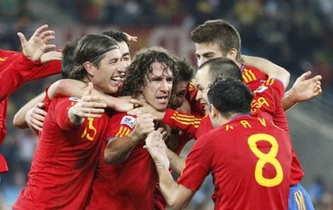 Španělská extáze po rozhodujícím gólu Puyola (uprostřed), který přinesl ﬁnále.