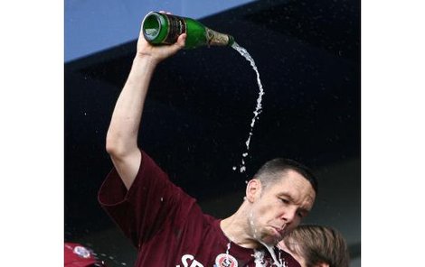 Sparťan Pavel Horváth se po zisku titulu »osprchuje« šampaňským tak, aby zbylo i na žižkovské bojovníky.